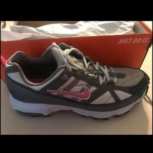 Women’s Nike Tennis Shoes